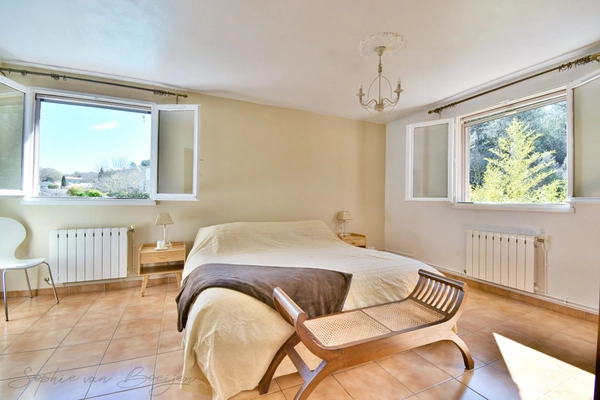 Maison à vendre à pied du village BOUC BEL AIR (13), vue nature, 160 m2, 5 chambres, piscine, jardin 500 m2, sous-sol