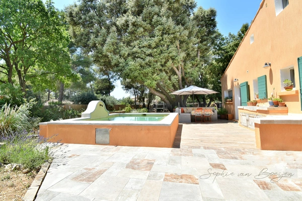 Maison à vendre 10 pièces EGUILLES (13), maison avec dépendances de 215 m², sur 3 230 m² avec piscine