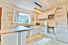 House for sale within walking distance of Bouc-Bel-Air village (13), nature views, 160 m2, 5 bedrooms, pool, 500 m2 garden, basement