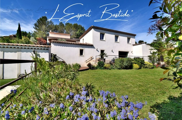 Maison à vendre 7 pièces à 20mn au sud d'AIX EN PROVENCE (13), 150 m2 + 20 m2 pool house aménagé sur 1 200 m2, vue Sainte Victoire, piscine