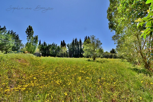 Terrain de 1 423 m² à viabiliser à EGUILLES (13) 