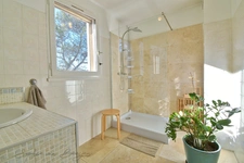 House for sale within walking distance of Bouc-Bel-Air village (13), nature views, 160 m2, 5 bedrooms, pool, 500 m2 garden, basement