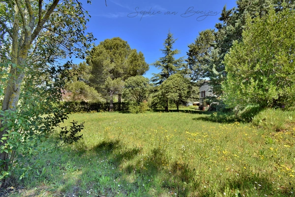 Terrain de 1 423 m² viabilisé à EGUILLES (13) 
