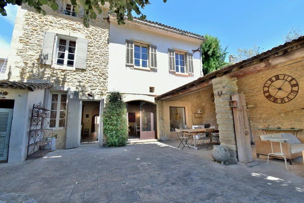 MAISON DE VILLAGE EN PIERRES du 19ème à vendre de 350m², 7 chambres, jardin, piscine, garage, proche de LOURMARIN