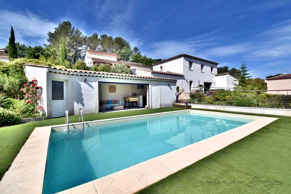Maison à vendre 7 pièces à 20mn au sud d'AIX EN PROVENCE (13), 150 m2 + 20 m2 pool house aménagé sur 1 200 m2, vue Sainte Victoire, piscine