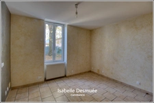 Maison familiale de 4 chambres avec cour et stationnement privé à louer – Tullins
