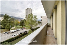 T4 traversant 78 m² – 3 chambres – Balcon – Vue dégagée sur les massifs – DPE C