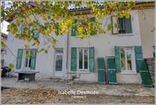 Maison familiale de 4 chambres avec cour et stationnement privé à louer – Tullins