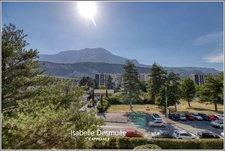 T4 traversant 78 m² – 3 chambres – Balcon – Vue dégagée sur les massifs – DPE C