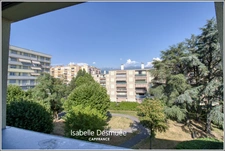 T4 traversant 78 m² – 3 chambres – Balcon – Vue dégagée sur les massifs – DPE C