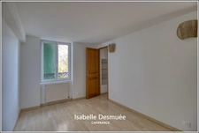 Maison familiale de 4 chambres avec cour et stationnement privé à louer – Tullins