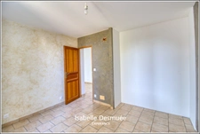 Maison familiale de 4 chambres avec cour et stationnement privé à louer – Tullins