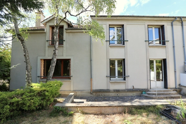Maison de 144 m² à vendre. 8 pièces dont 5 chambres située coteaux est d'EPERNAY (51)