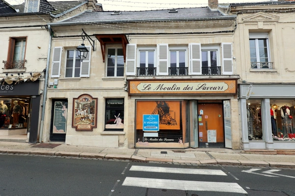 Murs libres d'un LOCAL COMMERCIAL à vendre centre ville rue Eugène LEDUC à LAON (02)