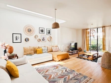 Maison familiale contemporaine avec jardin