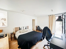 Maison familiale contemporaine avec jardin