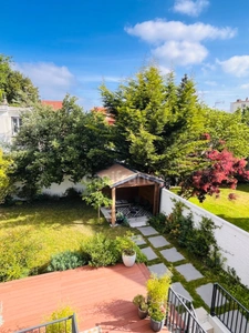 Maison familiale contemporaine avec jardin