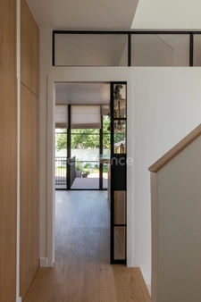 Maison familiale contemporaine avec jardin