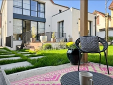 Maison familiale contemporaine avec jardin