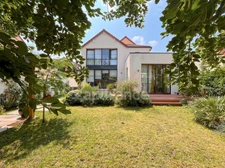 Maison familiale contemporaine avec jardin