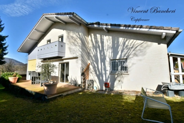 Maison familiale d'environ 160 m² avec piscine, 5 chambres et terrain de plus de 1160 m² au cœur d'un secteur prisé de Reignier