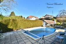Maison familiale d'environ 160 m² avec piscine, 5 chambres et terrain de plus de 1160 m² au cœur d'un secteur prisé de Reignier