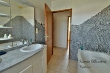 PROPRIÉTÉ DE CHARME D'ENVIRON 208 m² AVEC PARC ARBORÉ, PISCINE COUVERTE ET T2 INDÉPENDANT – ARENTHON (74800)