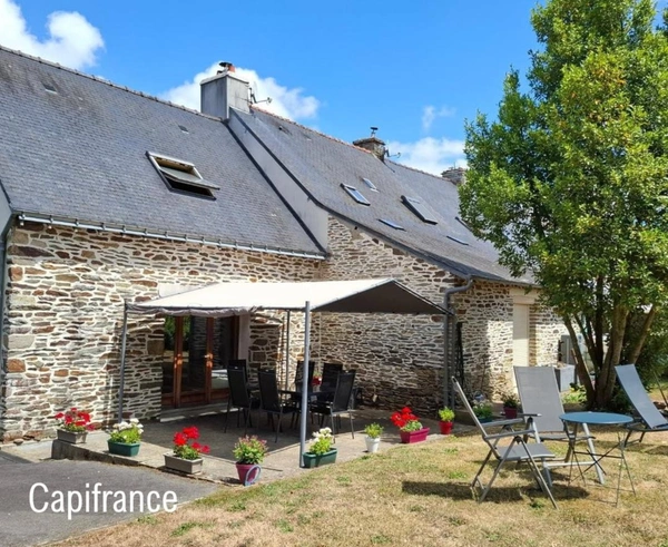 Longère rénovée PLOERMEL (Morbihan) – 140 m² – 4 chambres – Terrain arboré 2700 m² – Dépendance – DPE C – 25 min Vannes
