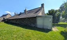 Maison en pierre avec dépendances et jardin – La Chapelle-Gaceline (La Gacilly) - grand terrain - véranda - charme - garage