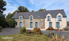 SAINT-JUST – LONGÈRE BRETONNE 240 M² – 5 CHAMBRES – TERRAIN 2 369 M² – GRANDES DÉPENDANCES