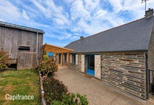 SAINT-JUST – LONGÈRE BRETONNE 240 M² – 5 CHAMBRES – TERRAIN 2 369 M² – GRANDES DÉPENDANCES
