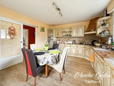 Maison familiale 152 m² – 5 chambres – Sous-sol complet – Piscine chauffée – Bourg de La Chapelle-Caro