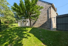 Maison en pierre avec dépendances et jardin – La Chapelle-Gaceline (La Gacilly) - grand terrain - véranda - charme - garage