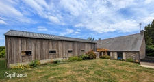 SAINT-JUST – LONGÈRE BRETONNE 240 M² – 5 CHAMBRES – TERRAIN 2 369 M² – GRANDES DÉPENDANCES