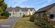 SAINT-JUST – LONGÈRE BRETONNE 240 M² – 5 CHAMBRES – TERRAIN 2 369 M² – GRANDES DÉPENDANCES