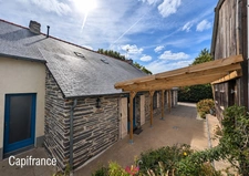 SAINT-JUST – LONGÈRE BRETONNE 240 M² – 5 CHAMBRES – TERRAIN 2 369 M² – GRANDES DÉPENDANCES