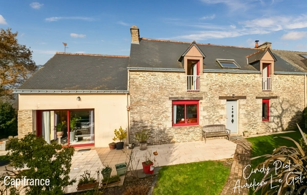 Maison familiale en pierre, 4 chambres, terrain arboré, proche commodités, Vannes, Ploërmel, vie de plain-pied, rénovation, tout-à-l'égout.