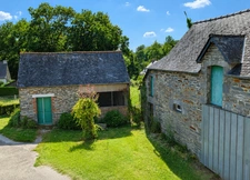 Maison en pierre avec dépendances et jardin – La Chapelle-Gaceline (La Gacilly) - grand terrain - véranda - charme - garage