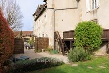 Propriété comprenant un château du 16eme siècle, une maison avec 3 chambres, un studio
