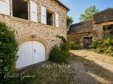 Jolie maison en pierres avec petites dépendances