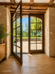 Maison de caractère en pierre, entièrement restaurée avec goût, à deux pas d'un village classé