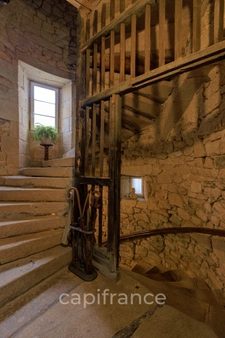 Propriété comprenant un château du 16eme siècle, une maison avec 3 chambres, un studio