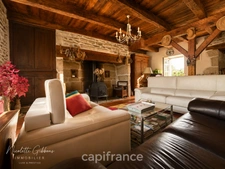Jolie maison en pierres avec petites dépendances