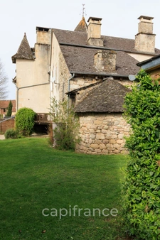Propriété comprenant un château du 16eme siècle, une maison avec 3 chambres, un studio