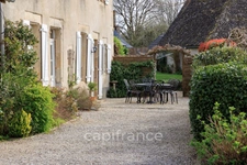 Propriété comprenant un château du 16eme siècle, une maison avec 3 chambres, un studio