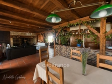 Jolie maison en pierres avec petites dépendances
