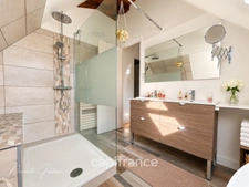 Jolie maison en pierres avec petites dépendances