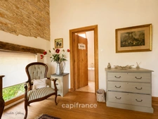 Maison de caractère en pierre, entièrement restaurée avec goût, à deux pas d'un village classé