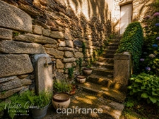 Jolie maison en pierres avec petites dépendances