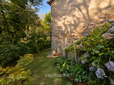 Jolie maison en pierres avec petites dépendances